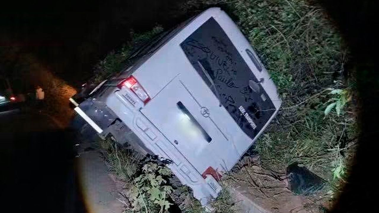 Vuelca un micro que trasladaba a una delegación, tres personas quedan heridas
