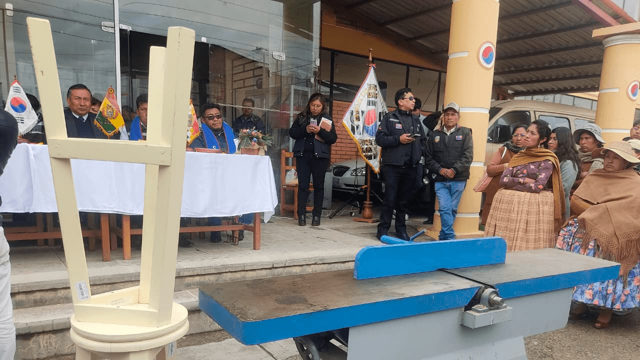 Alcaldía de El Alto entrega maquinaria y mobiliario al CEA Corea