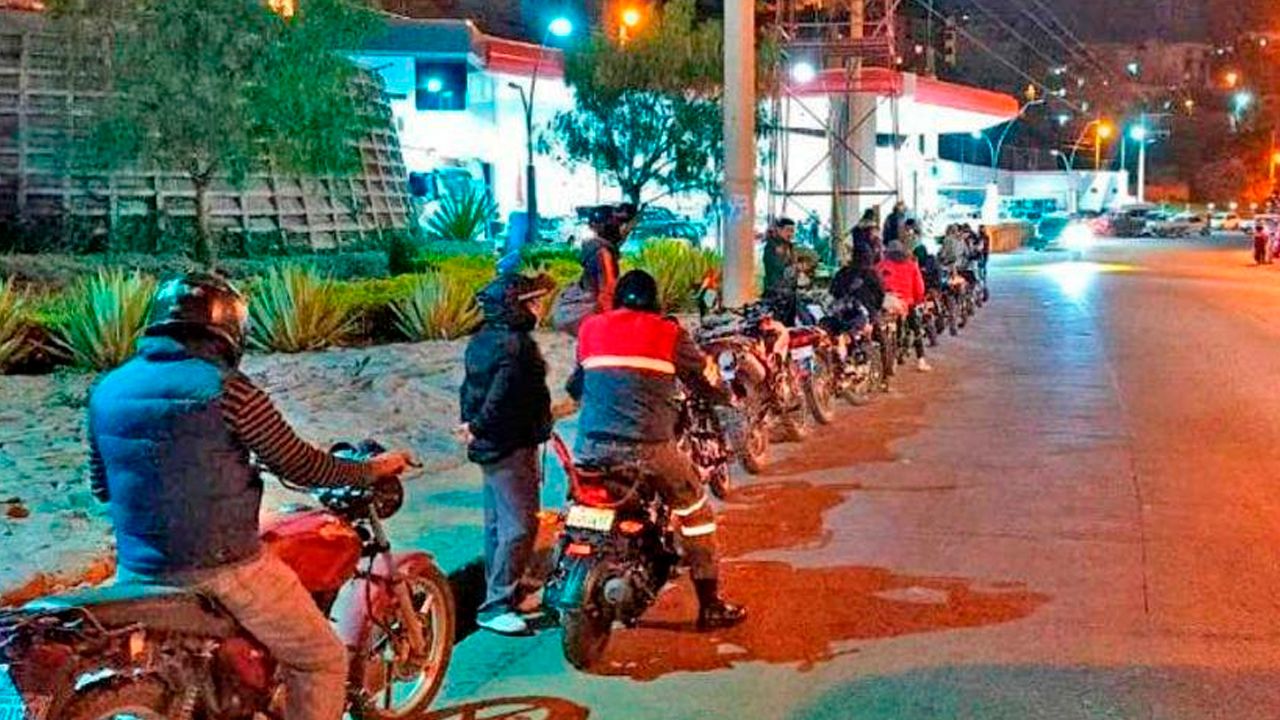 Largas filas persisten en surtidores de Sucre