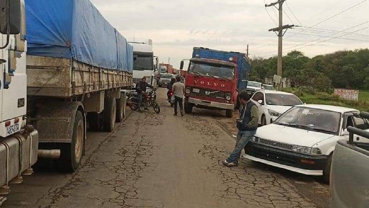 Comunarios de Bulo Bulo instalaron bloqueo en el puente Ichilo 