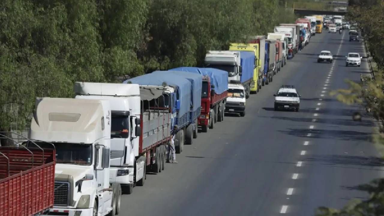  Transporte cooperativizado de Cochabamba acata paro de 24 horas y asiste al diálogo con el Gobierno en La Paz 