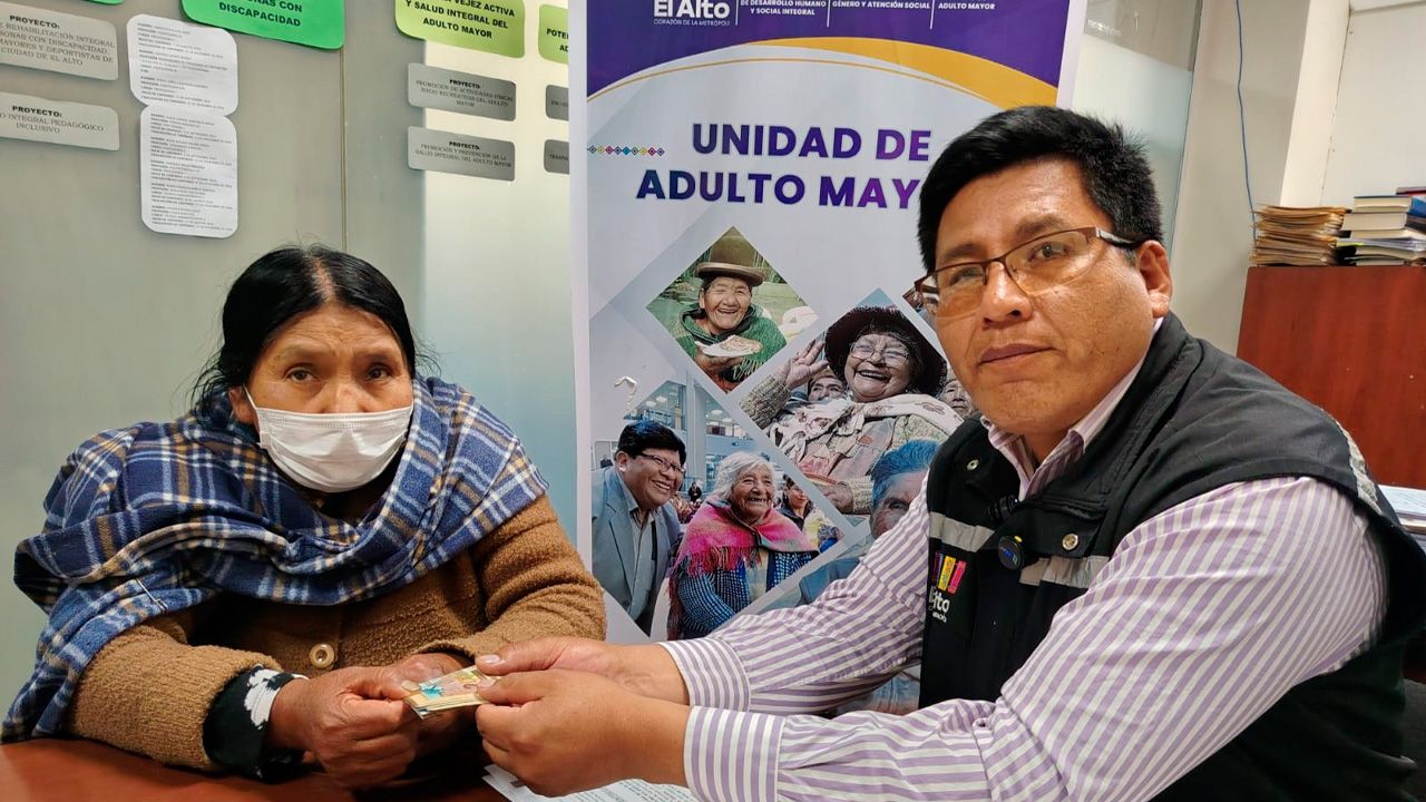 Alcaldía ayuda a adulta mayor a recuperar una deuda de Bs 10.000