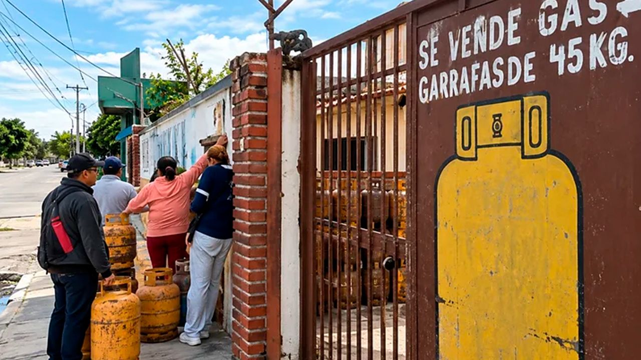 Vecinos buscan garrafas DE GAS ante suspensión del reparto de GLP