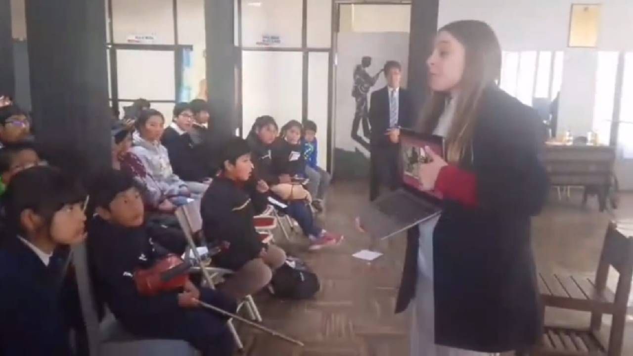 Pianista suiza Chantal Balestri imparte charla motivacional a estudiantes de la Escuela Municipal de Artes