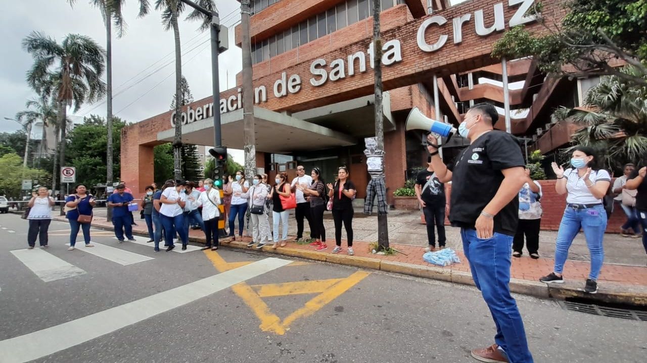 Protesta en las afueras de la Gobernación por parte de los trabajadores en salud