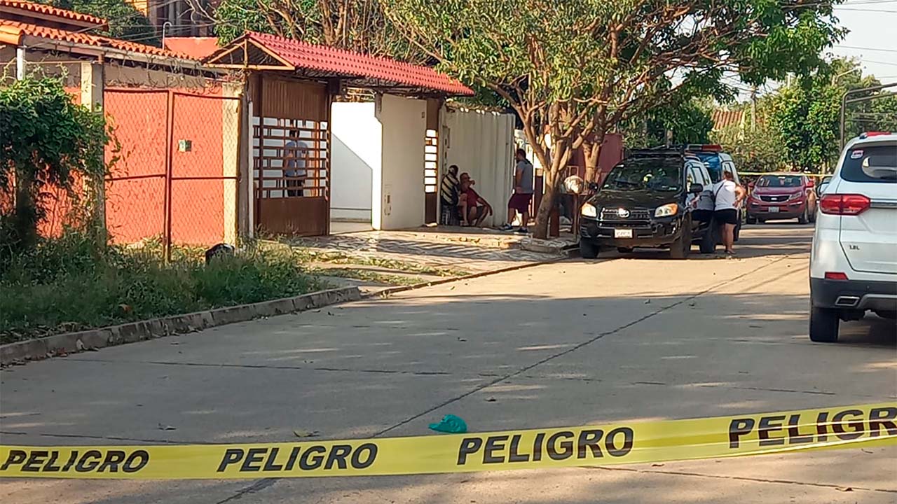  Encuentran a mujer de 56 años sin vida cubierta en sangre dentro de su domicilio