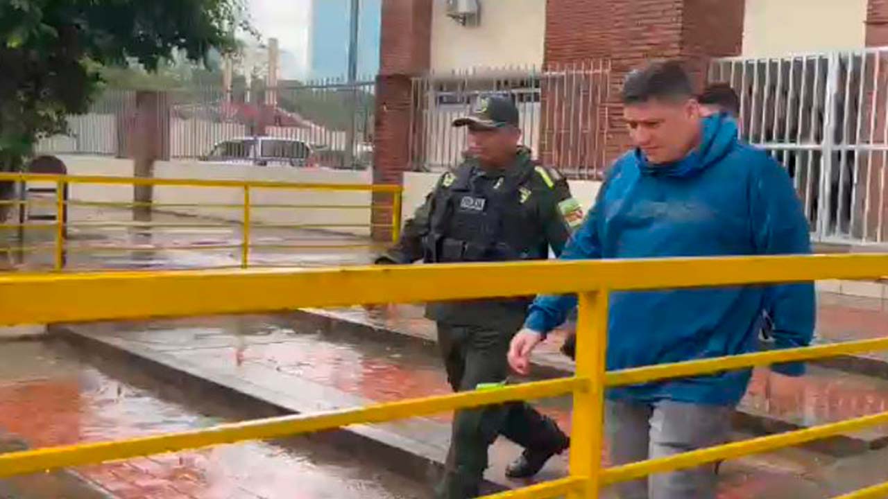 "Escándalo en la Alcaldía de Santa Cruz: Sujeto es enviado a prisión por vender contratos y Ítems"