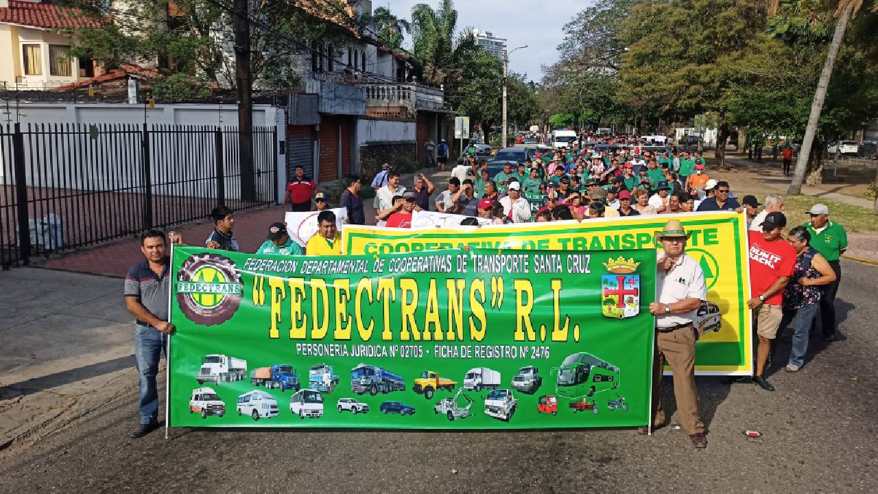 Transportistas marchan en demanda de la anulación de la Ley 12.16