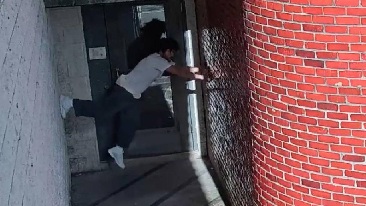 Un peligroso asesino escapó de una cárcel en EE.UU. "caminando como un cangrejo"
