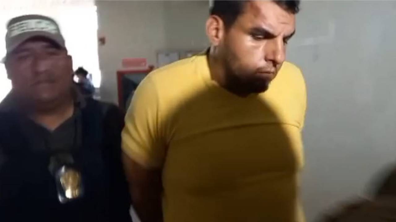  Acusado de parricidio se presenta ante el palacio de Justicia