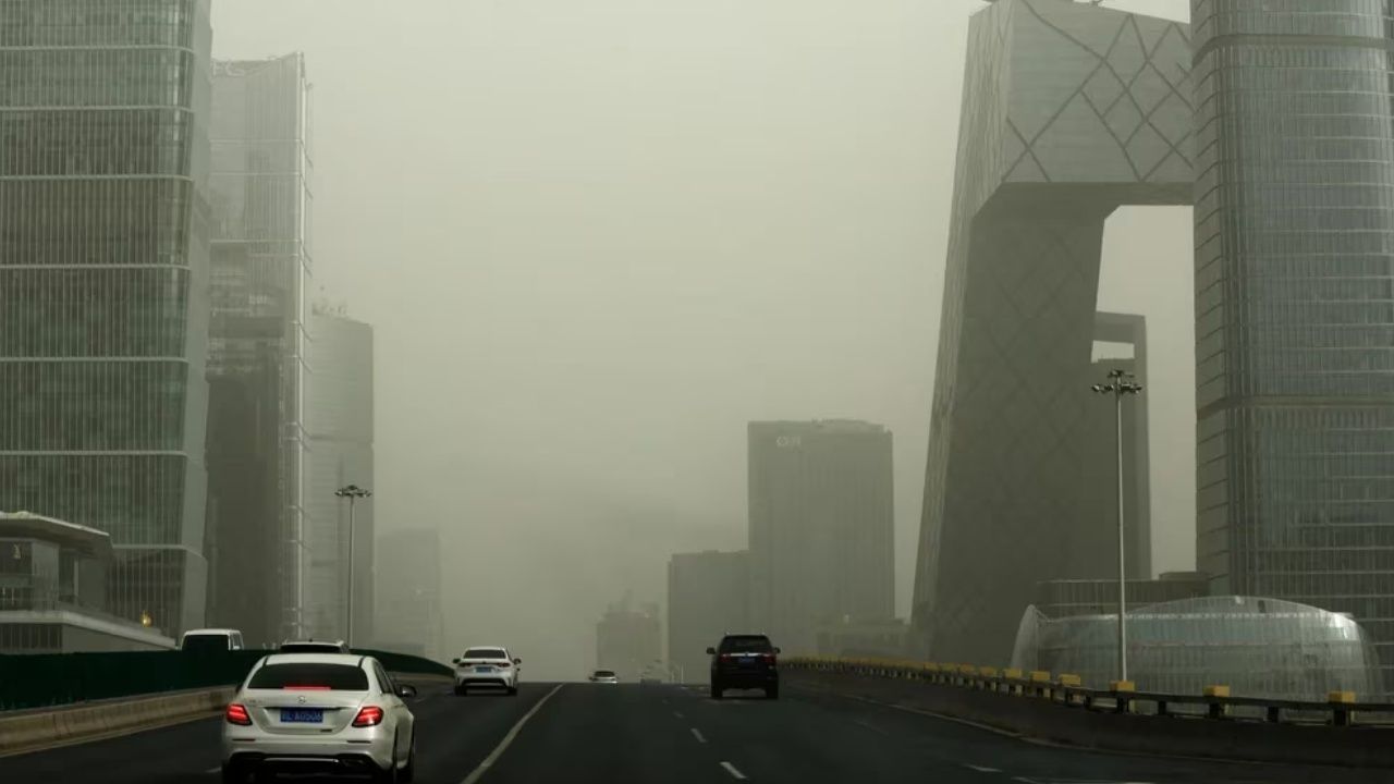 Una tormenta de arena contamina Beijing
