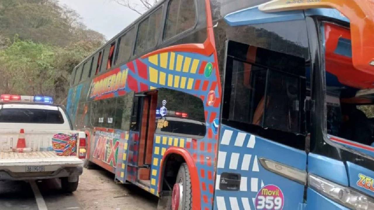 Tres personas fallecen y 10 resultan heridas en accidente de tránsito en la antigua carretera a Cochabamba