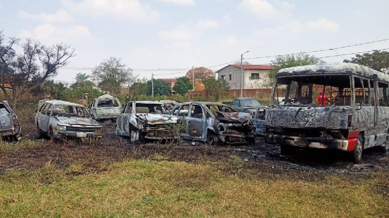 Incendio en Depósito de la Unidad de Tránsito en la Doble Vía a La Guardia