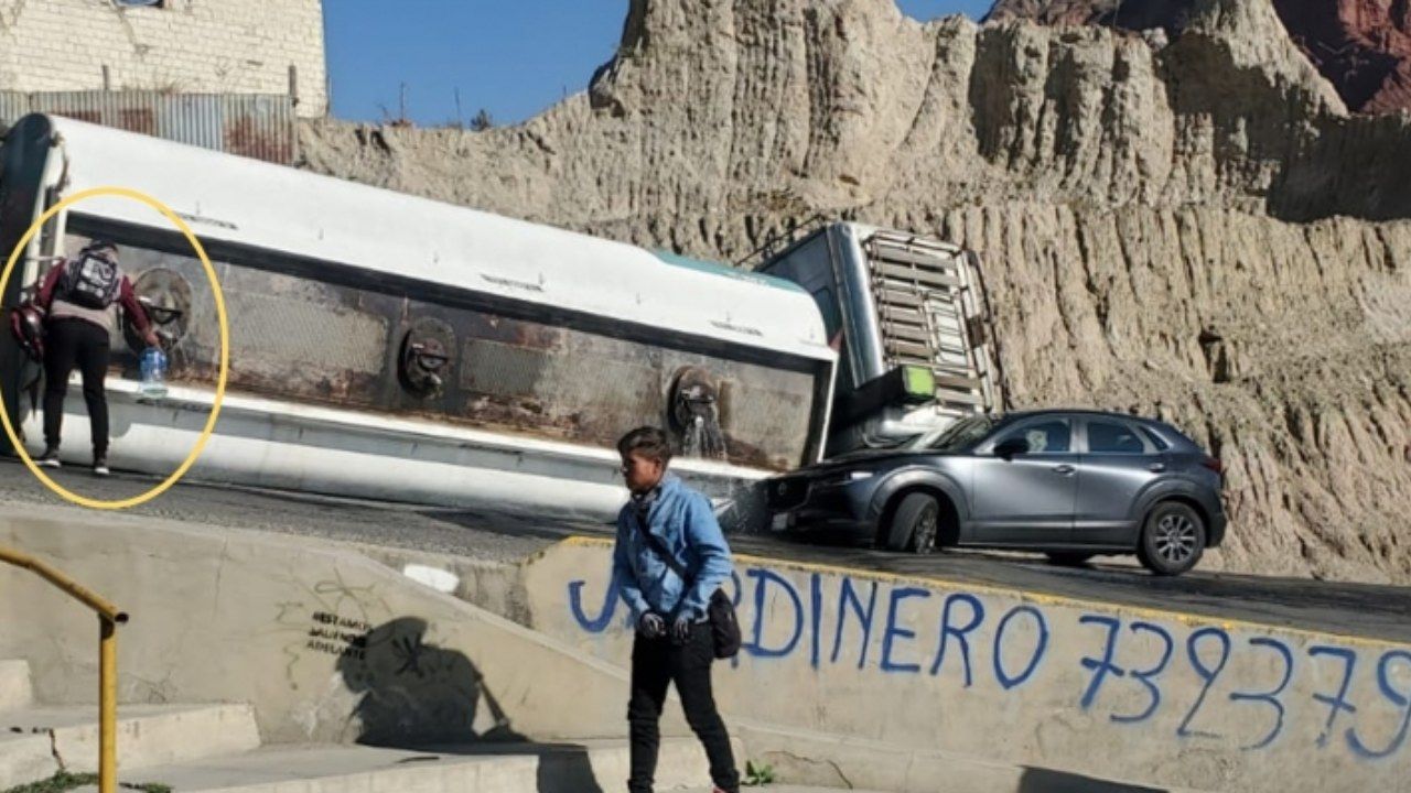 La Paz: Cisterna vuelca y empieza a salir gasolina; vecinos sacan combustible en botellas