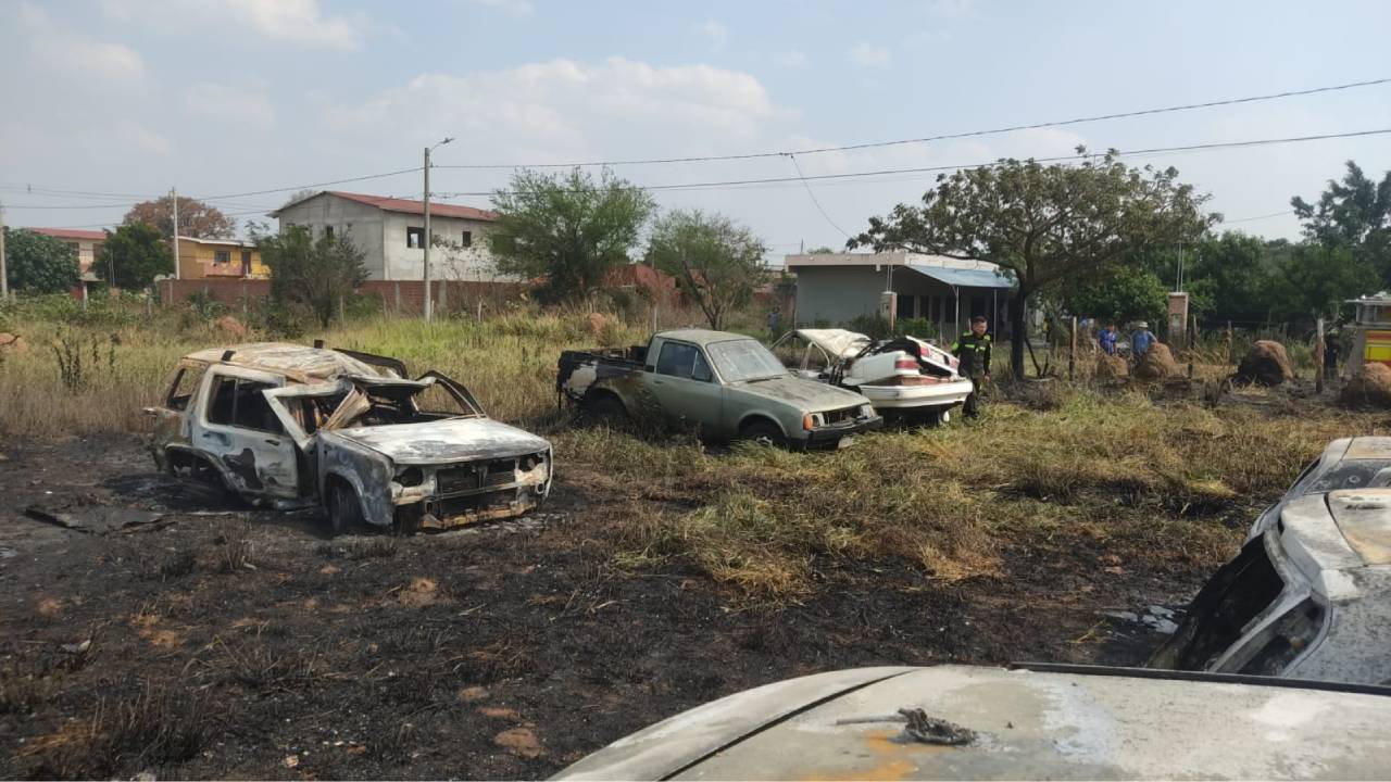  Bomberos investigan incendio en depósito de vehículos