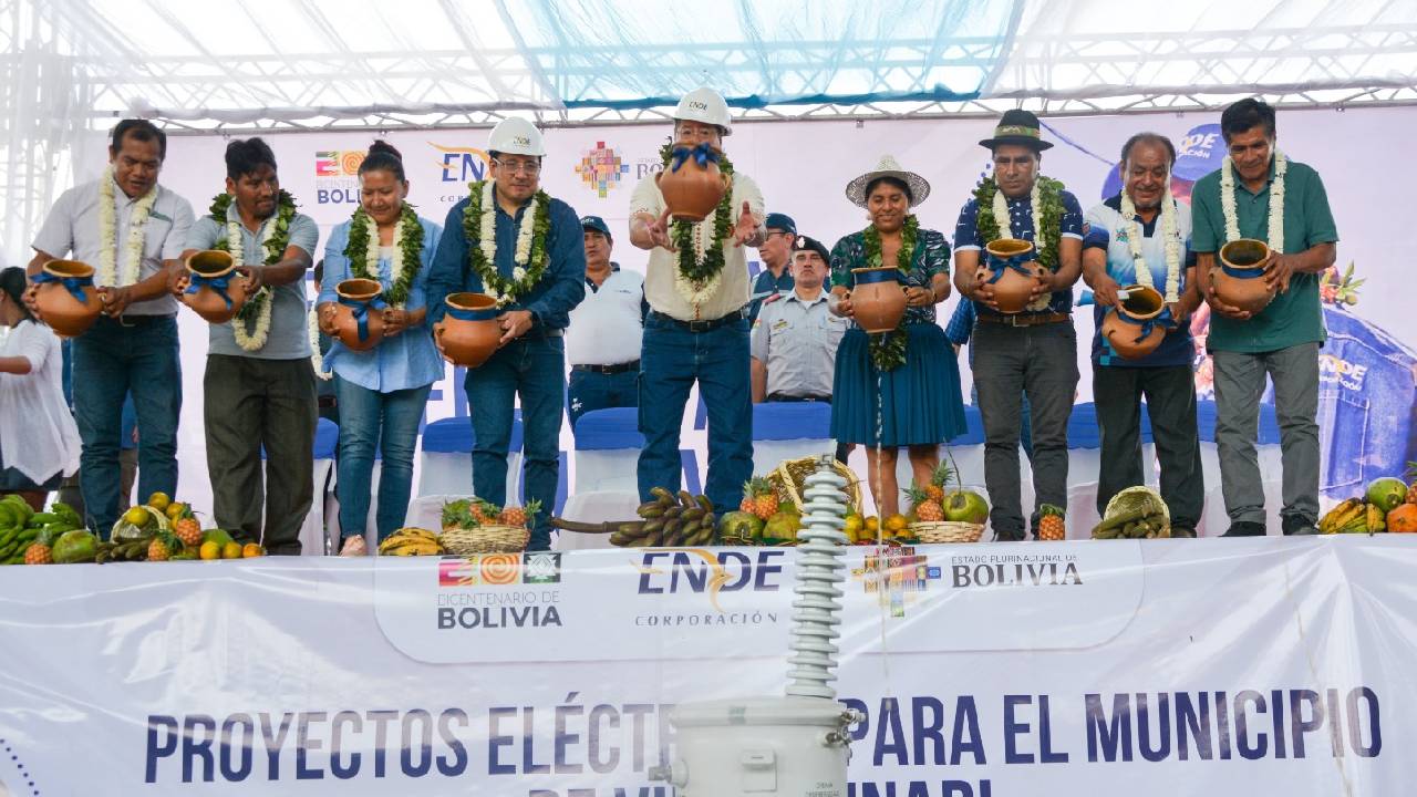 Más de 22 mil familias de Villa Tunari se Benefician con proyectos de Electrificación  