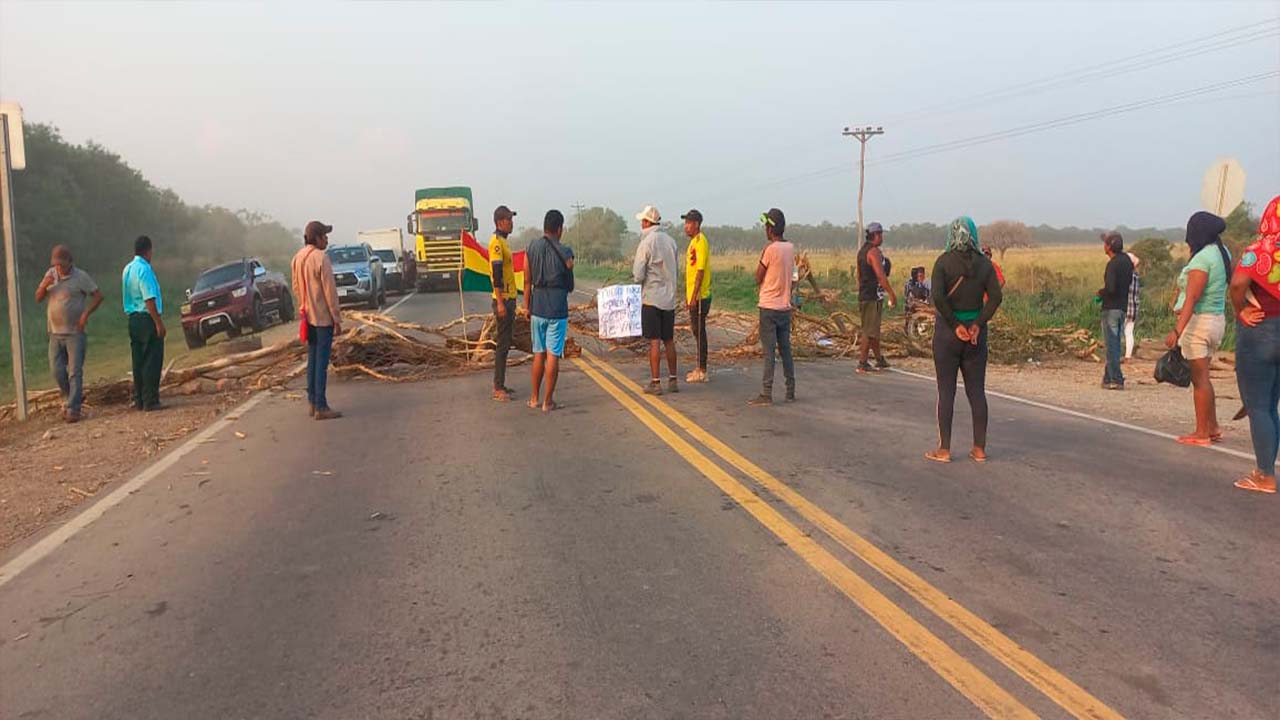  "Indígenas en pie de Lucha: Cierran ruta vital en demanda de viviendas prometidas"