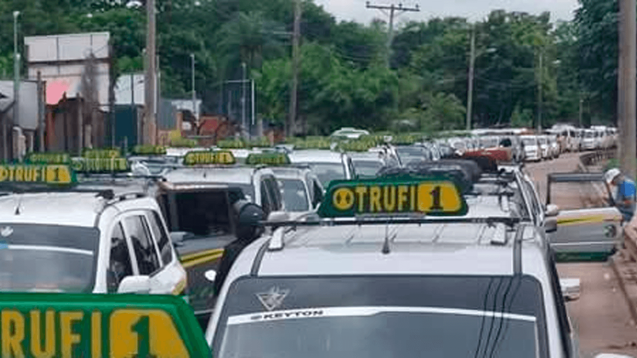 Fedetrans bloquea Quinta Municipal en rechazo al plan de reordenamiento del transporte