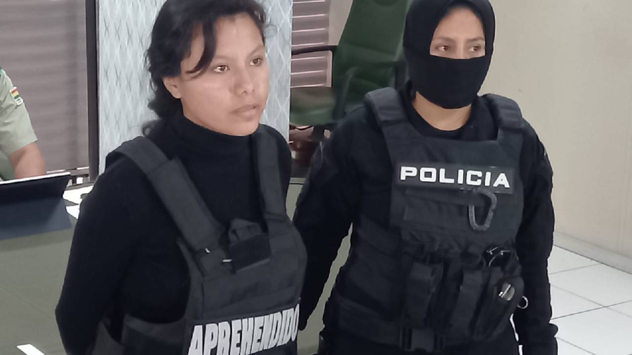 Mujer enfrenta detención preventiva por homicidio de vecino