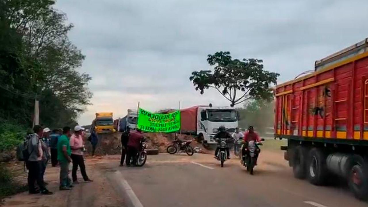 Cuarto intermedio en bloqueo de carretera Santa Cruz-Cochabamba por dirigentes de Buena Vista