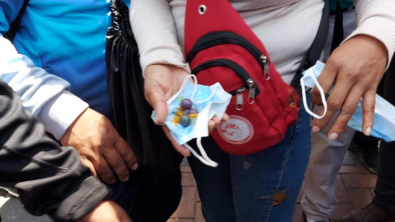 Policía usa balines y gases lacrimógenos contra marcha de maestros; hay profesores heridos