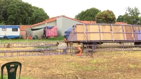 Muere payasito tras caer sobre una estructura metálica cuando desmontaba su circo
