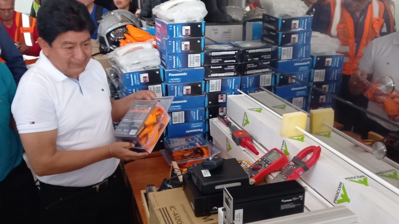 Ministro de Obras Públicas realiza entrega de equipos de seguridad en el aeropuerto Viru Viru