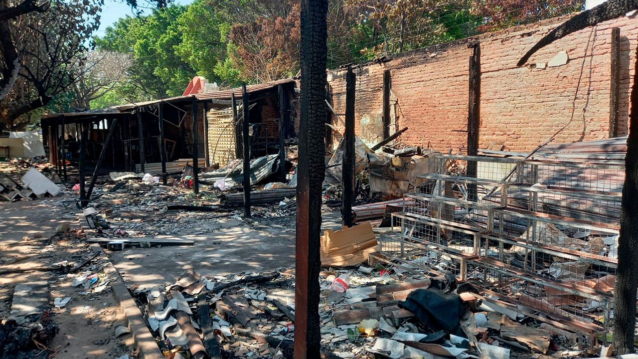 Propietarios de puestos de venta de flores claman por ayuda tras devastador incendio en el Cementerio de La Cuchilla