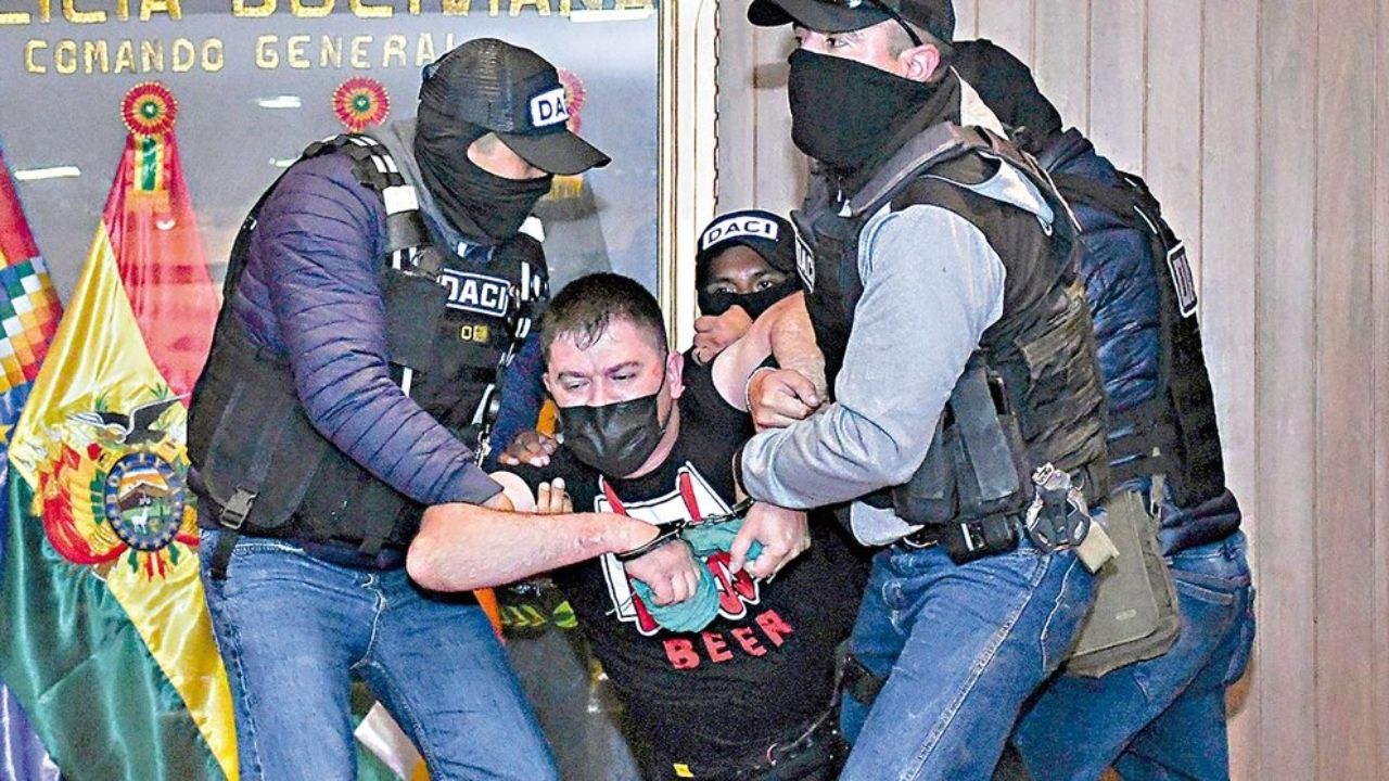 Capitán tiene más de 10 procesos; grita, forcejea y hoy va ante un juez