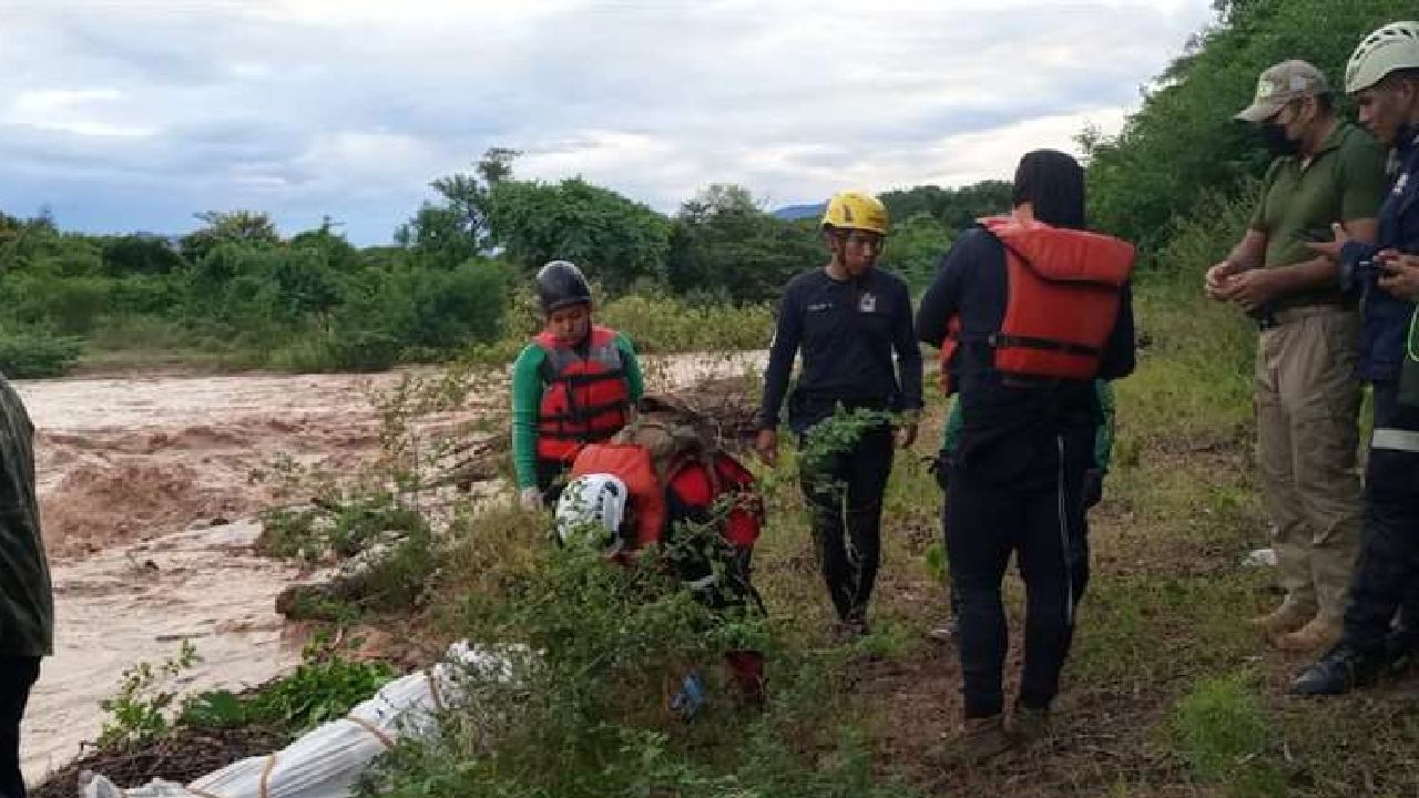 Recuperan el cuerpo de un hombre que murió ahogado en el río Piraí y auxilian a otros cinco jóvenes atrapados