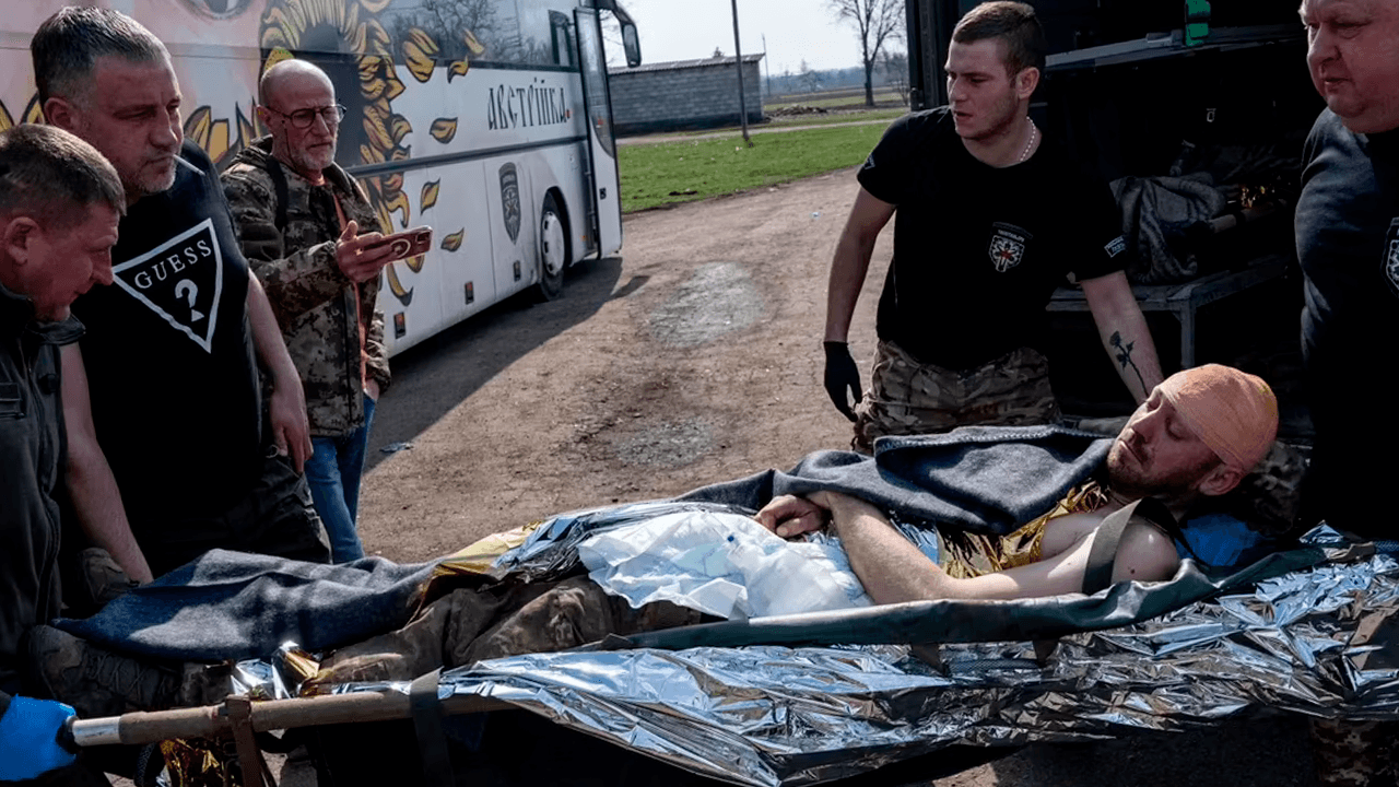 Evacuación de los soldados  ucranianos heridos en  la batalla de Bakhmut