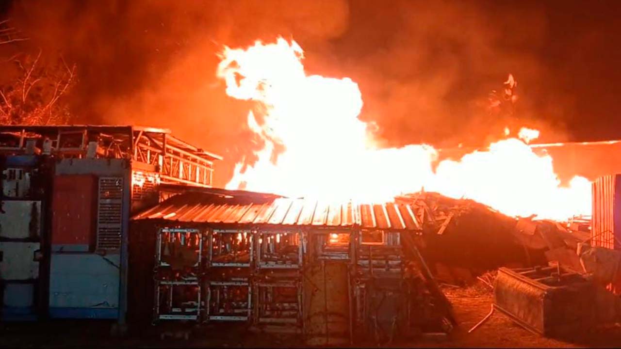 "Incendio en depósito de la Avenida Roca y Coronado amenaza propagarse a negocios locales"