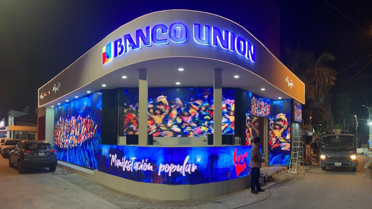  Banco Unión celebra el aniversario de Santa Cruz con Stand brandeado “Murales Vivos” de Lorgio Vaca