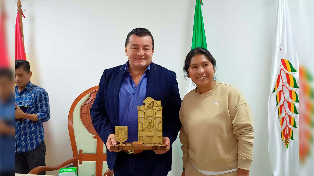 Jhonny y Eva Copa dan  mensaje de unidad por efeméride de Santa Cruz