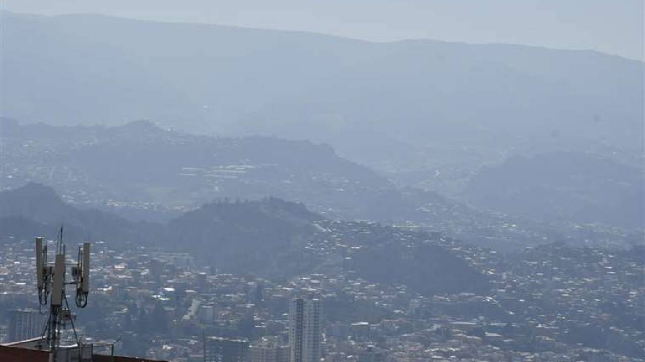 En La Paz se respira humo: la Alcaldía recomienda usar barbijo y no salir de casa