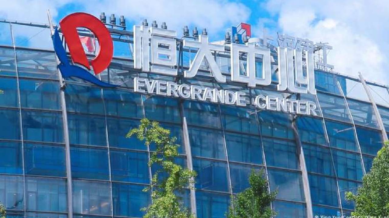 Policía retiene a jefe de gigante inmobiliario chino Evergrande