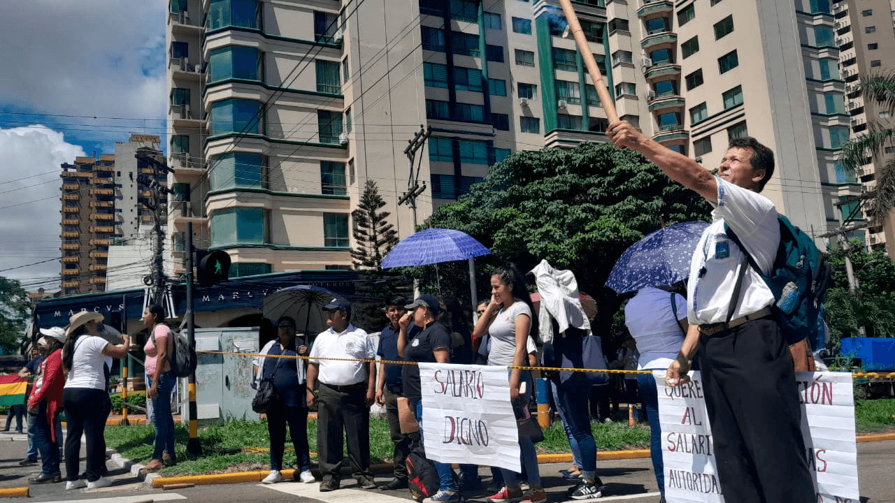 Maestros cumplen paro movilizado en el segundo anillo de Santa Cruz