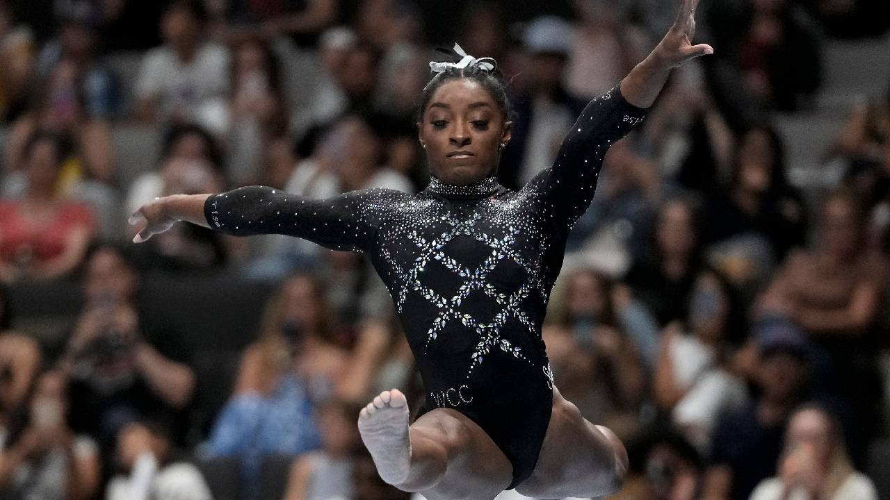 La gimnasta Simone Biles regresa al mundial con París 2024 en el horizonte