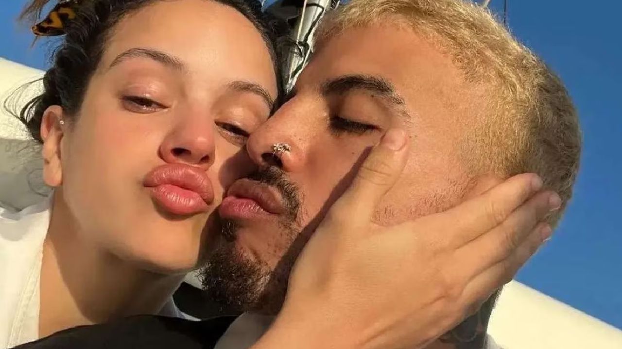Rosalia anuncia su compromiso con Rauw Alejandro con una canción