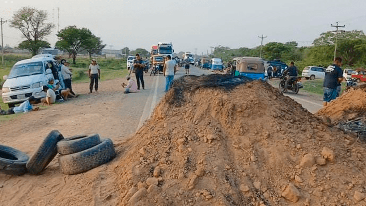 Transporte de la Gran Chiquitania bloquea Cuatro Cañadas exigiendo ocho demandas