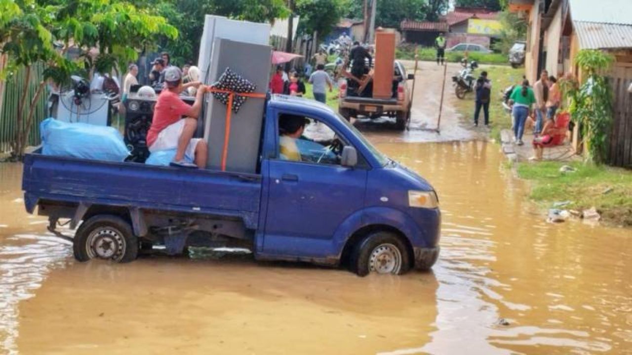 Cobija inundada por desborde del río Acre