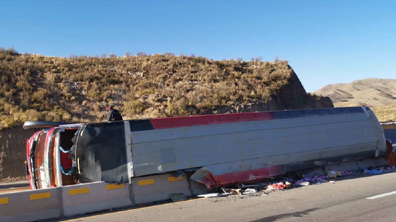 Trágico accidente en la carretera Oruro-Cochabamba deja 14 heridos y 1 fallecido