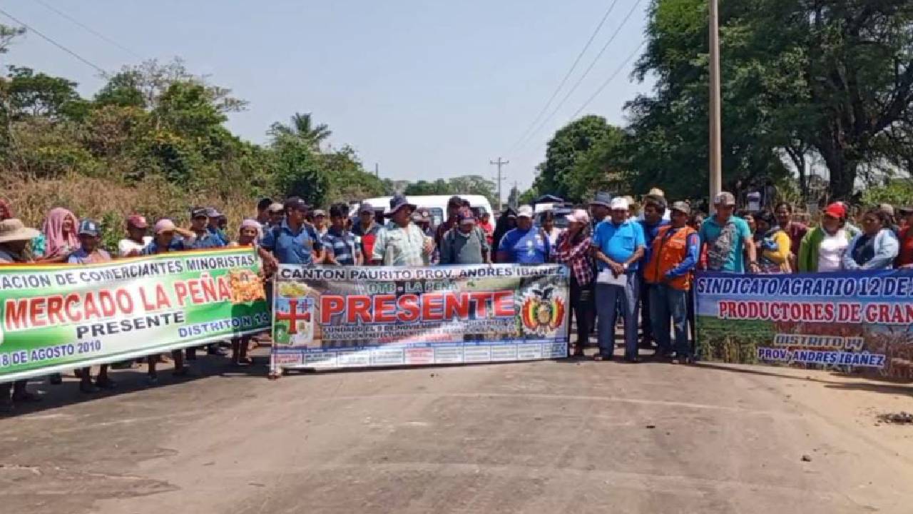Comunarios de Las Peñas en Santa Cruz Bloquean Acceso al Vertedero Municipal por Pavimentación Inconclusa