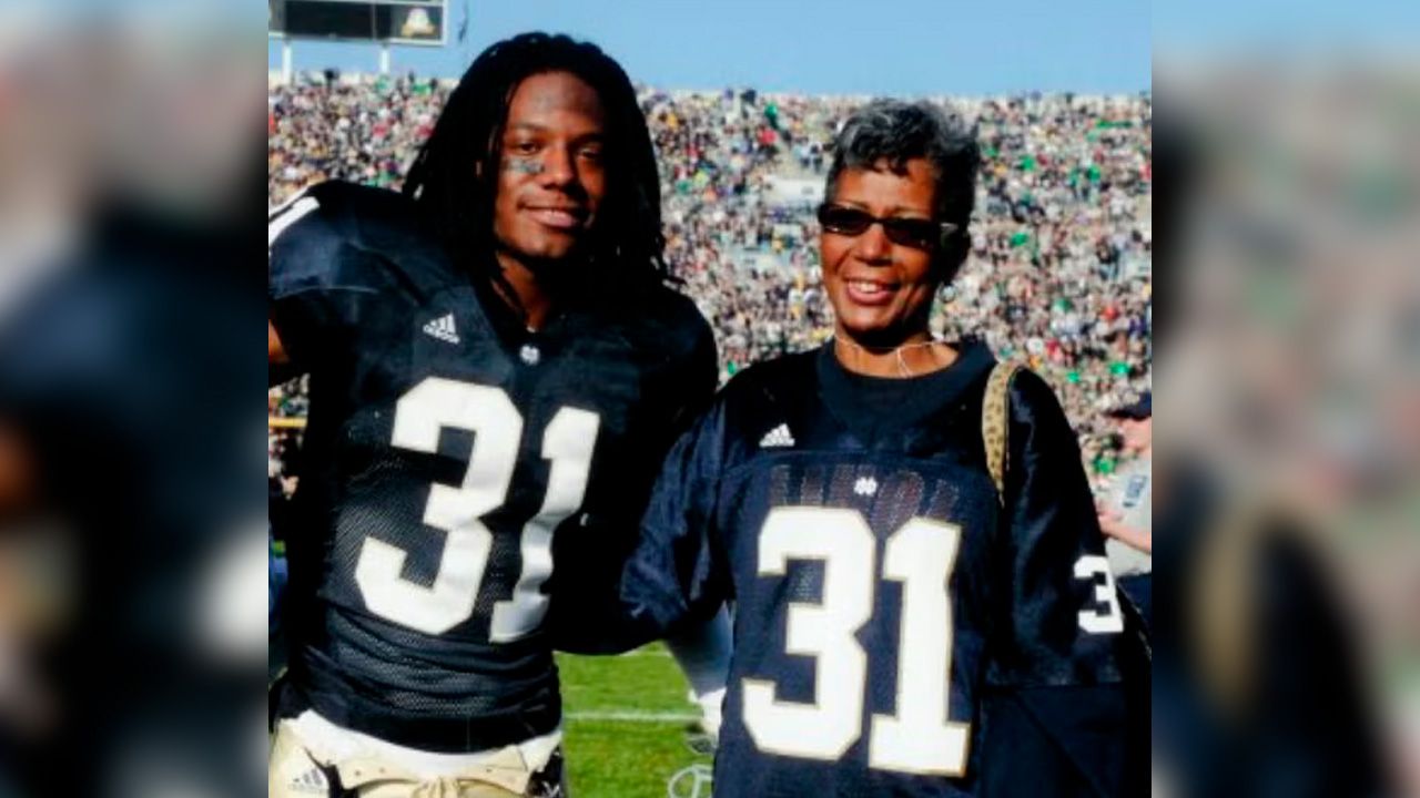 El exjugador de la NFL Sergio Brown es arrestado por el presunto asesinato de su madre