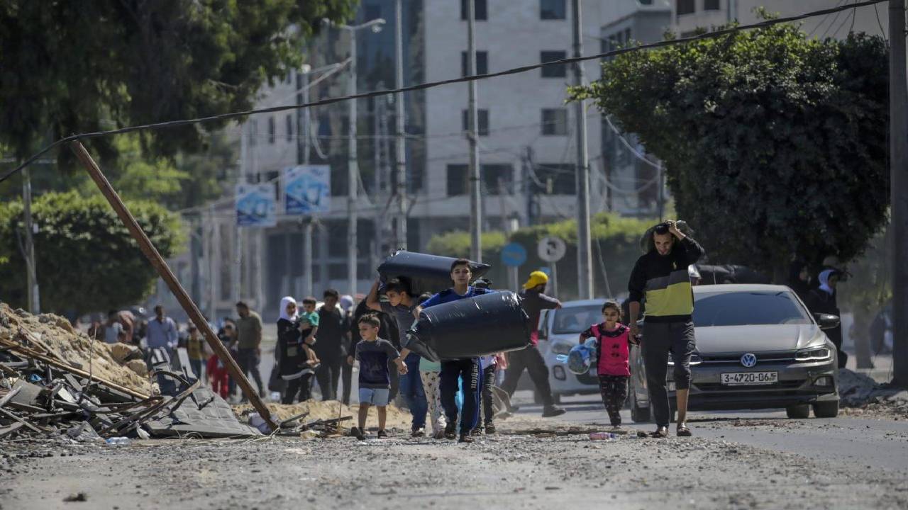 Suben a 1.800 los muertos en Gaza por bombardeo israelí y aumenta violencia en Cisjordania