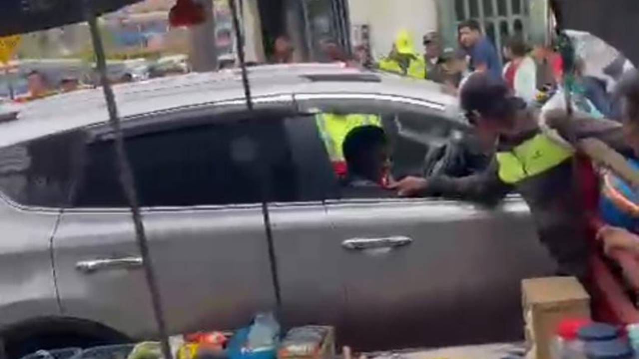 Detenido efectivo de la policía por incidente en el mercado Abasto Antiguo