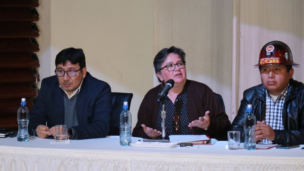 Ministra Navia llama a los trabajadores a defender los recursos naturales
