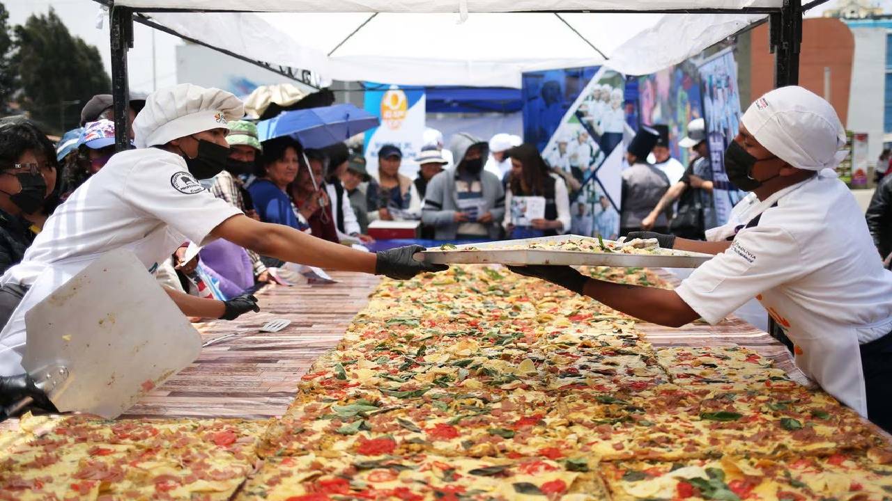 Presentan en Bolivia la pizza "más grande" a base de huevo para impulsar su consumo