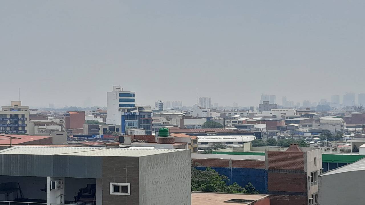 Densa Humareda Cubre A  Santa Cruz, Piden Tomar Precauciones