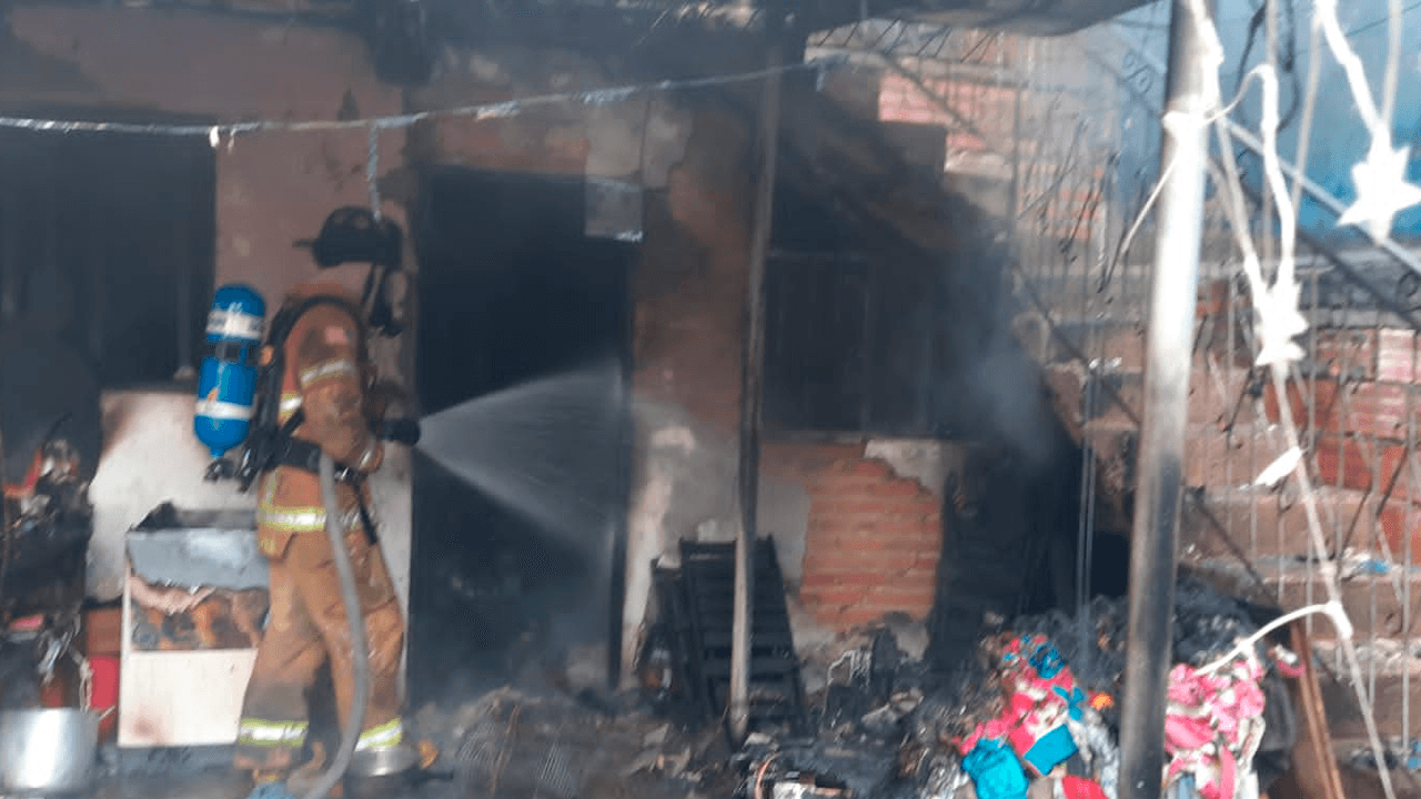 Incendio en el Plan 3000: Bomberos de la policía rescatan a dos personas con discapacidad